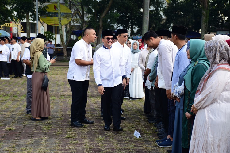 
Wakil Bupati Bandung Sahrul Gunawan didampingi Sekda Cakra Amiyana menyapa pegawai usai apel perdana pascalibur Hari Raya Idul Fitri 1 Syawal 1445 Hijriah/2024 di Lapangan Upakarti Komplek Pemkab Bandung, Soreang, Selasa (16/4/2024) pagi. (Foto: diskominfo)
