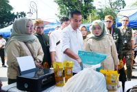 
Penjabat Gubernur Jawa Barat Bey Machmudin menghadiri kegiatan Operasi Pasar Bersubsidi (Opadi) di Jalan R. Syamsudin, Kota Sukabumi, Senin (1/4/2024).(Foto: Biro Adpim Jabar)