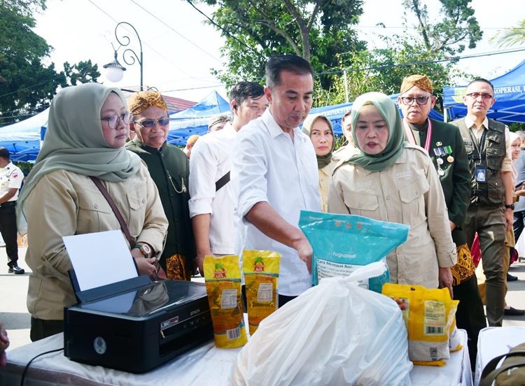 
Penjabat Gubernur Jawa Barat Bey Machmudin menghadiri kegiatan Operasi Pasar Bersubsidi (Opadi) di Jalan R. Syamsudin, Kota Sukabumi, Senin (1/4/2024).(Foto: Biro Adpim Jabar)