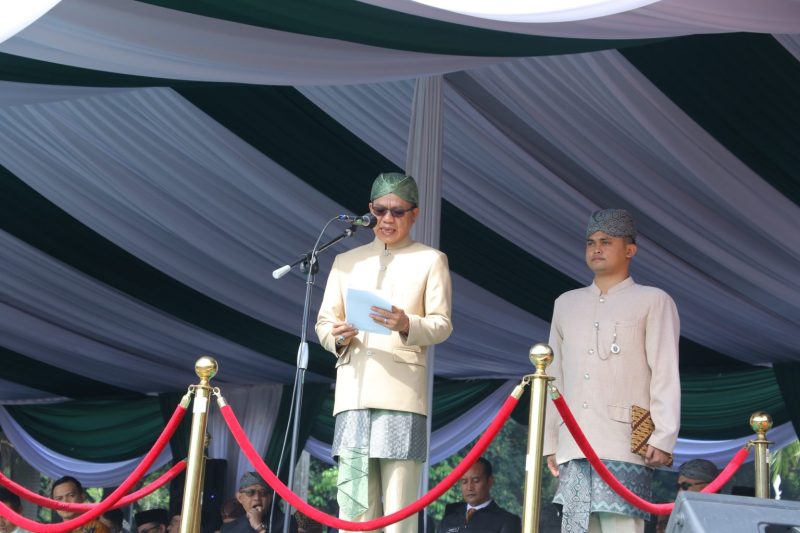 
Bupati Bandung Dadang Supriatna saat memberikan sambutan pada upacara peringatan Hari Jadi ke-383 Kabupaten Bandung di Lapangan Upakarti Soreang, Sabtu (20/4/2024).(Foto: diskominfo)

