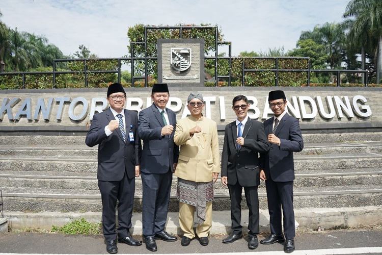 Jajaran direksi dan Dewan Pengawas Perusahaan Umum Daerah (Perumda) Tirta Raharja menghadiri Upacara  Hari Jadi ke-383 Kabupaten Bandung di Lapangan Upakarti, Soreang, Sabtu  (20/4/2024). Foto: Humas Perumda)

