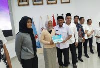 Arsan Latif secara simbolis menyerahkan bonus atlet (Foto: Istimewa)