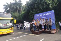 Pj Bupati Bandung Barat Arsan Latif didampingi Kapolres Cimahi dan Dandim 0609 Cimahi melepas pemudik gratis dari KBB (Foto: Istimewa)
