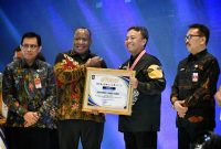 

Sekretaris Daerah Provinsi Jawa Barat Herman Suryatman menerima penghargaan sebagai Provinsi Terbaik Pertama dalam SPM Awards 2024 dari Kementerian Dalam Negeri Republik Indonesia di Jakarta, Rabu (24/4/2024). (Foto: adpim jabar)

