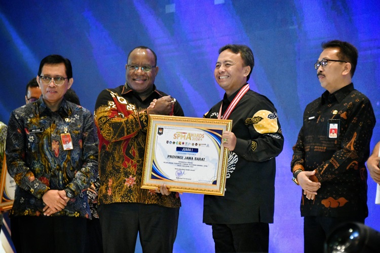 

Sekretaris Daerah Provinsi Jawa Barat Herman Suryatman menerima penghargaan sebagai Provinsi Terbaik Pertama dalam SPM Awards 2024 dari Kementerian Dalam Negeri Republik Indonesia di Jakarta, Rabu (24/4/2024). (Foto: adpim jabar)

