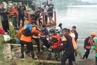 Tim SAR berhasil menemukan dua pelajar yang tenggelam di Situ Cileunca Kecamatan Pangalengan, Kabupaten Bandung, Minggu (14/4/2024). Keduanya ditemukan sudah meninggal dunia. (Foto: BPBD Kab. Bandung)

