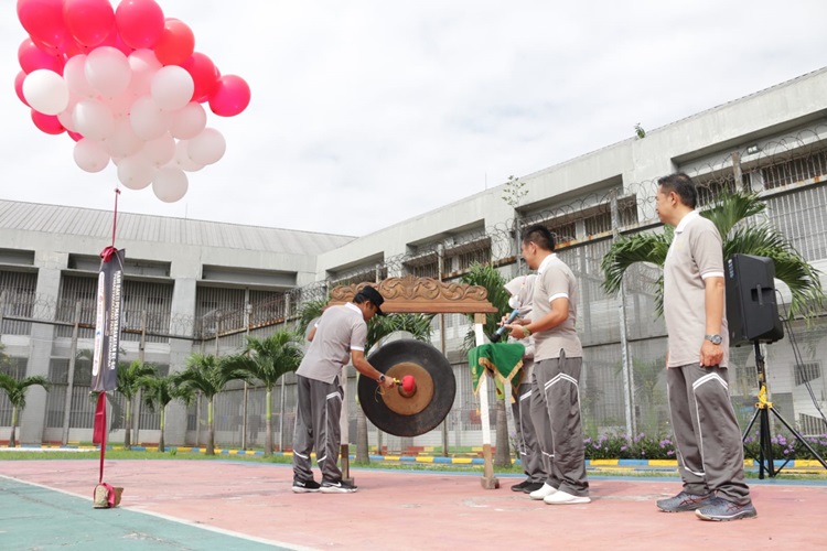 
Kalapas Kelas IIA Banceuy Bandung, Ronny Widiyatmoko menambuh gong pembukaan 
rangkaian kegiatan Hari Bhakti Pemasyarakatan yang ke-60, di Lapangan Lapas Banceuy, Jumat (19/4/2024). (Foto: maji/dara)

