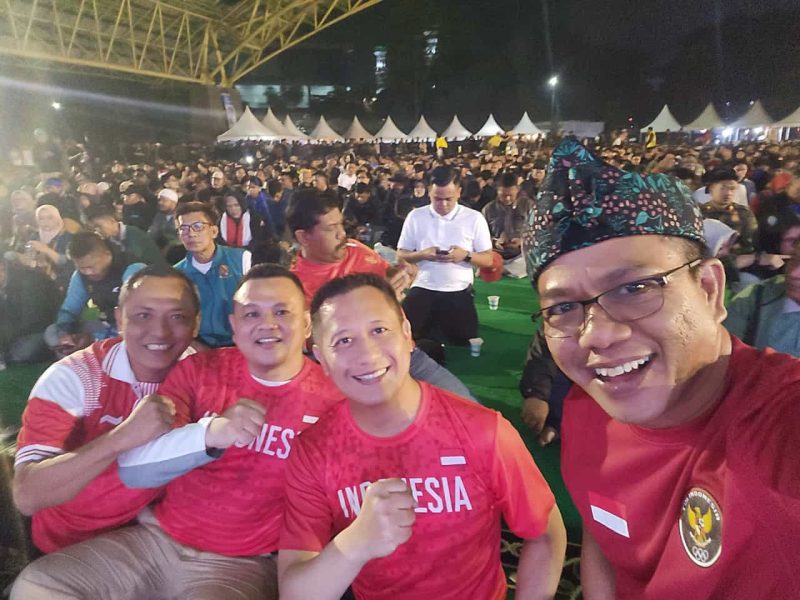 Bupati Bandung Dadang Supriatna bersama jajaran Forkopimda  dan ribuan masyarakat nonton bareng (nobar) laga semi final AFC U-23 Qatar 2024 antara Timnas Indonesia vs Uzbekistan di Dome Bale Rame Soreang Kabupaten Bandung, Senin (29/4/2024) malam. (Foto: diskominfo)
