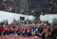 
Penjabat Gubernur Jawa Barat Bey Machmudin mengikuti Nonton Bareng Timnas Indonesia Vs Uzbekistan pada Semifinal Piala Asia U-23 di Gor Saparua, Kota Bandung, Senin (29/4/2024).(Foto: Biro Adpim Jabar)