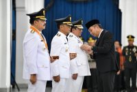 
Penjabat Gubernur Jawa Barat Bey Machmudin melantik Pj Wali Kota Bogor, Pj Bupati Ciamis, dan Pj Bupati Sumedang di Aula Barat Gedung Sate, Kota Bandung, Sabtu (20/4/2024).(Foto: Aji Baram/Biro Adpim Jabar)