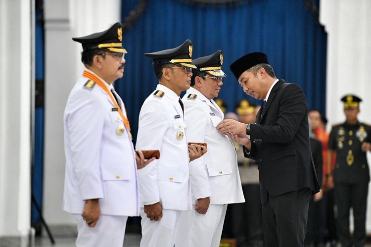 
Penjabat Gubernur Jawa Barat Bey Machmudin melantik Pj Wali Kota Bogor, Pj Bupati Ciamis, dan Pj Bupati Sumedang di Aula Barat Gedung Sate, Kota Bandung, Sabtu (20/4/2024).(Foto: Aji Baram/Biro Adpim Jabar)