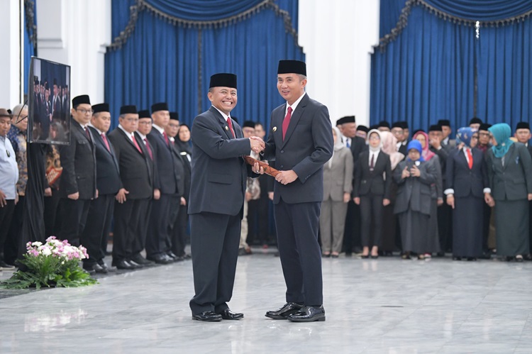 
Pj Gubernur Jawa Barat Bey Machmudin dan Herman Suryatman sebagai Sekretaris Daerah Provinsi Jawa Barat di Aula Barat Gedung Sate, Kota Bandung, Senin (1/4/2024) (Foto: Adpim Jabar)