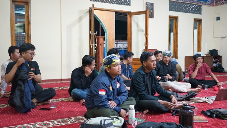 Pengurus Cabang (PC) Pemuda Persis Kecamatan Katapang, Kabupaten Bandung mengisi malam ganjil, atau hari ke-27, Ramadan 1445 Hijiriah di Masjid Binaul Makmur, Dusun Kiaraeunyeuh, Desa Banyusari, Kecamatan Katapang, Sabtu (6/4/2024). (Foto: maji/dara)
