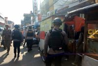 
Petugas gabungan melakukan penertiban terhadap PKL dan parkir liar di kawasan Pengkolan, Kecamatan Garut Kota, Kabupaten Garut beberapa waktu lalu.(Foto: andre/dara)
