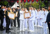 

Penjabat Gubernur Jawa Barat Bey Machmudin mengikuti Puncak Peringatan Hari Otonomi Daerah XXVIII Tahun 2024 di halaman depan Balaikota, Surabaya, Jawa Timur, Kamis 25/4/2024.(Foto: dokpim jabar)


