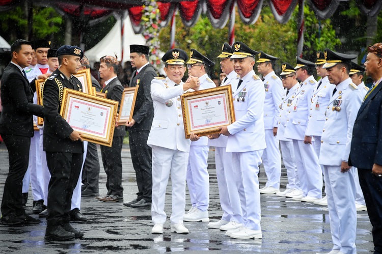 

Penjabat Gubernur Jawa Barat Bey Machmudin mengikuti Puncak Peringatan Hari Otonomi Daerah XXVIII Tahun 2024 di halaman depan Balaikota, Surabaya, Jawa Timur, Kamis 25/4/2024.(Foto: dokpim jabar)


