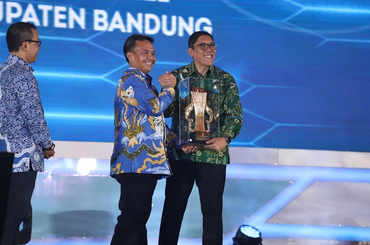 
Kepala Badan Perencanaan Pembangunan, Riset, dan Inovasi Daerah (Bapperida) Kabupaten Bandung, Erwin Rinaldi menerima tropi pada puncak Musrenbang Provinsi Jawa Barat tahun 2025-2045, Senin (22/04/2024). (Foto:Humas Diskominfo)

