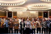 Penjabat Gubernur Jawa Barat Bey Machmudin berfoto bersama usai 
menghadiri Forum CSR Jabar di Hotel Pullman Bandung, Senin (22/4/2024). (Foto: adpim jabar)

