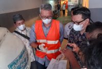 
Pj Wali Kota Cirebon, Drs H Agus Mulyadi MSi mendatangi  CSB Mall, lokasi kejadian yang menewaskan empat pekerja teknisi, Kamis (11/4/2024). (Foto: bambang/dara)
