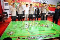 
Penjabat Gubernur Jawa Barat Bey Machmudin meninjau Posko Terpadu Angkutan Lebaran Tahun 2024/ 1445 H di kawasan Simpang Tol Padalarang di Kabupaten Bandung Barat, Senin (8/4/2024). (Foto: biro admin jabar).

