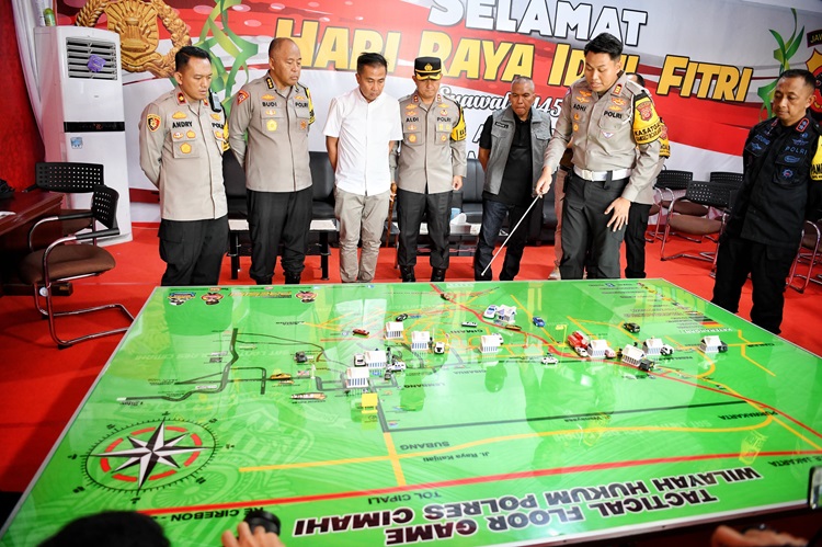 
Penjabat Gubernur Jawa Barat Bey Machmudin meninjau Posko Terpadu Angkutan Lebaran Tahun 2024/ 1445 H di kawasan Simpang Tol Padalarang di Kabupaten Bandung Barat, Senin (8/4/2024). (Foto: biro admin jabar).

