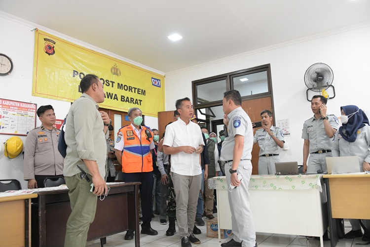 
Pj Gubernur Jabar Bey Machmudin meninjau jenazah korban kecelakaan di Km 58 Tol Jakarta - Cikampek di gedung Pemulasaran Jenazah RSUD Karawang, Kabupaten Karawang, Senin (8/4/2024).(Foto: Biro Adpim Jabar)