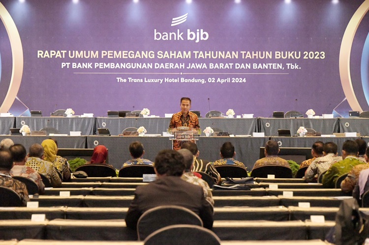 
Pj Gubernur Jawa Barat Bey Machmudin menghadiri Rapat Umum Pemegang Saham (RUPS) Tahunan Bank BJB Tahun Buku 2023 di The Trans Luxury Hotel, Kota Bandung, Selasa (2/4/2024).(Foto: Biro Adpim Jabar)