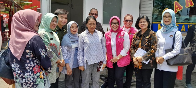 Rest area KM 57 Tol Cikampek di Kabupaten Karawang, Jawa Barat menyediakan layanan bagi pemudik perempuan dan anak. (Foto: DP3AKB Jabar)  
