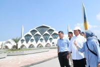 Sekretaris Daerah Provinsi Jawa Barat, yang juga Ketua Harian Dewan Eksekutif Masjid Raya Al Jabbar Herman Suryatman meninjau Masjid Raya Al Jabbar di Kota Bandung, Selasa (16/4/2024).(Foto: Yogi Prayoga/Biro Adpim Jabar)