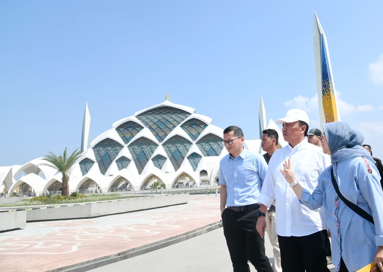 Sekretaris Daerah Provinsi Jawa Barat, yang juga Ketua Harian Dewan Eksekutif Masjid Raya Al Jabbar Herman Suryatman meninjau Masjid Raya Al Jabbar di Kota Bandung, Selasa (16/4/2024).(Foto: Yogi Prayoga/Biro Adpim Jabar)