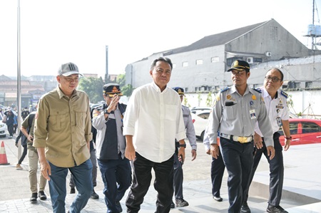 Sekretaris Daerah Provinsi Jawa Barat Herman Suryatman mengunjungi Outlet Samsat Digital di Gedung Baru Terminal Leuwipanjang, Kota Bandung, Sabtu (6/4/2024). (Foto: admin Biro Jabar)
