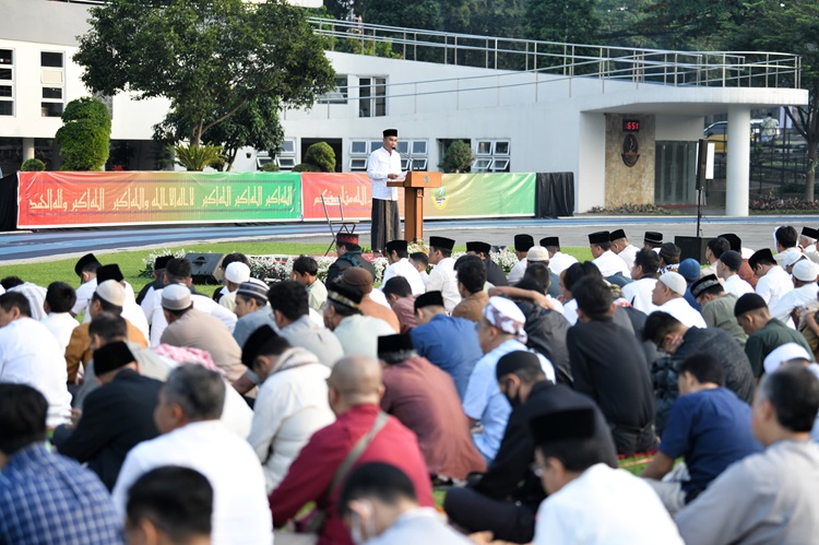 

Penjabat Gubernur Jawa Barat Bey Machmudin melaksanakan salat Idulfitri di Lapangan Gasibu, Kota Bandung, Rabu (10/4/2024).(Foto: Biro Adpim Jabar)

