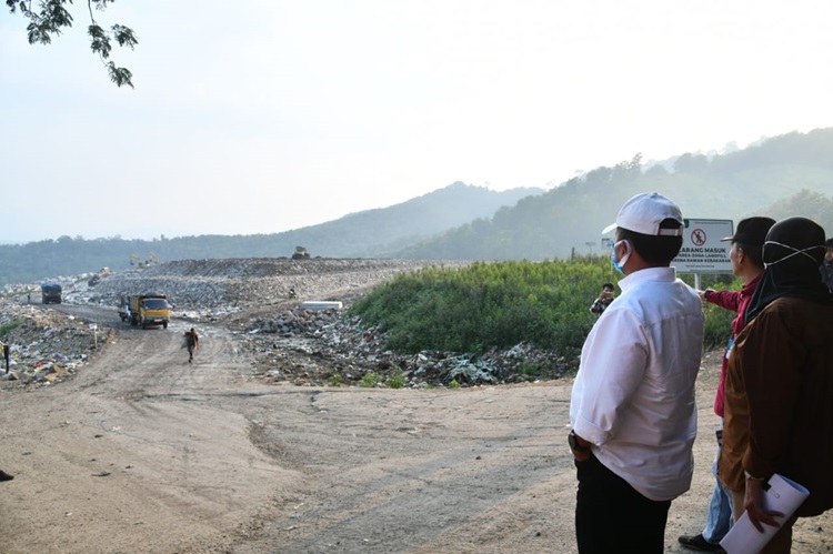 
Sekda Jabar Herman Suryatman saat meninjau TPA Sarimukti, di Kecamatan Cipatat, Kabupaten Bandung Barat, Selasa (16/4/2024).(Foto: admin biro jabar)
