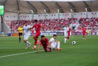 
Pemain sayap Timnas Indonesia Witan Sulaeman dilanggar pemain Uzbekistan padaa laga semifinal Piala Asia U-23 2024 di Stadion Abdullah bin Khalifa, Doha, Senin (29/4/2024).(Foto: PSSI) 
