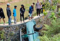 Diduga tak kuat saat melintasi tanjakan, sebuah minibus berpenumpang 16 orang mundur dan masuk parit sedalam 10 meter di Jalan Raya Kampung Bojong, Desa Bojong, Kecamatan Banjarwangi, Kabupaten Garut, Senin (1/4/2024)(Foto: Istimewa)