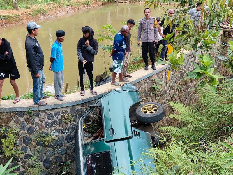 Diduga tak kuat saat melintasi tanjakan, sebuah minibus berpenumpang 16 orang mundur dan masuk parit sedalam 10 meter di Jalan Raya Kampung Bojong, Desa Bojong, Kecamatan Banjarwangi, Kabupaten Garut, Senin (1/4/2024)(Foto: Istimewa)