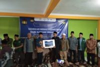 Perwakilan dari pondok pesantren menerima bantuan beras secara simbolis dari Danone Indonesia di Sekretariat FKDT Garut, Jalan Panawuan, Kecamatan Tarogong Kidul, Kabupaten Garut, Senin (1/4/2024)(Foto: Istimewa)