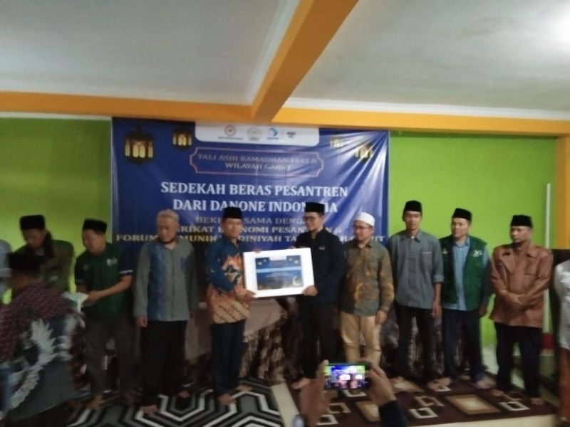 Perwakilan dari pondok pesantren menerima bantuan beras secara simbolis dari Danone Indonesia di Sekretariat FKDT Garut, Jalan Panawuan, Kecamatan Tarogong Kidul, Kabupaten Garut, Senin (1/4/2024)(Foto: Istimewa)