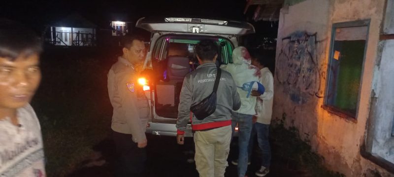 Petugas membantu mengevakuasi para korban ke RSUD dr.Slamet Garut dan Puskesmas Cilawu, Selasa (2/4/2024) pagi (Foto: Istimewa)