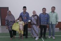Sekda Kabupaten Garut, Nurdin Yana, menyerahkan bantuan paket sembako kepada 50 masyarakat di Kelurahan Sukagalih, Kecamatan Tarogong Kidul, Kabupaten Garut, Jumat (5/4/2024)(Foto: Istimewa)