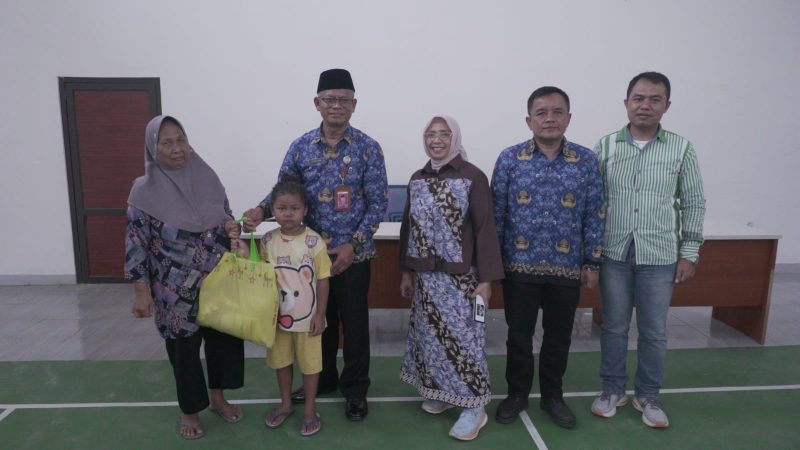 Sekda Kabupaten Garut, Nurdin Yana, menyerahkan bantuan paket sembako kepada 50 masyarakat di Kelurahan Sukagalih, Kecamatan Tarogong Kidul, Kabupaten Garut, Jumat (5/4/2024)(Foto: Istimewa)