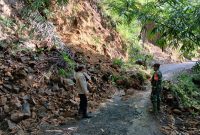 Longsor di Kampung Jengkol Lega, Desa Mekarbakti, Kecamatan Bungbulang, Kabupaten Garut menimbun jalan penghubung desa, sehingga arus lalu lintas sempat terhambat, Senin (22/4/2024)(Foto: Istimewa)