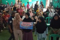 Penyerahan santunan dan BLT di Aula Desa Sukasenang, Kecamatan Banyuresmi, Kabupaten Garut, Kamis (25/4/2024)(Foto: Istimewa)