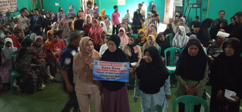 Penyerahan santunan dan BLT di Aula Desa Sukasenang, Kecamatan Banyuresmi, Kabupaten Garut, Kamis (25/4/2024)(Foto: Istimewa)