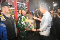 
Pj Gubernur Jabar Bey Machmudin memberikan bingkisan lebaran saat meninjau patroli bersama dan pengamanan malam takbiran Idulfitri 1445 H/2024 di Posko Merdeka dan Cikapayang, Kota Bandung, Selasa (9/4/2024).(Foto: Biro Adpim  Jabar)
