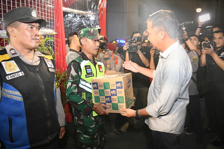 
Pj Gubernur Jabar Bey Machmudin memberikan bingkisan lebaran saat meninjau patroli bersama dan pengamanan malam takbiran Idulfitri 1445 H/2024 di Posko Merdeka dan Cikapayang, Kota Bandung, Selasa (9/4/2024).(Foto: Biro Adpim  Jabar)
