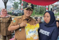 Camat Padalarang Agus Ahmad Setiawan saat Operasi Beras Murah (Foto: Istimewa) 