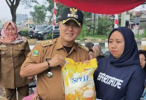 Camat Padalarang Agus Ahmad Setiawan saat Operasi Beras Murah (Foto: Istimewa) 