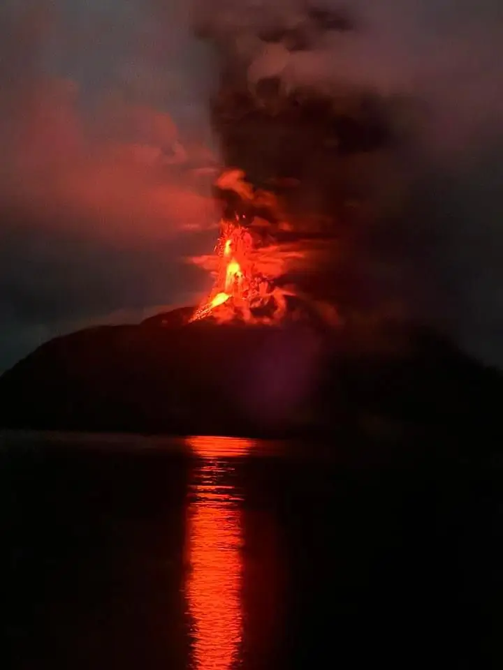 Gunung Ruang erupsi (Foto: BNPB)