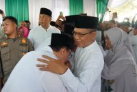 
Bupati Bandung Dadang Supriatna mengawali aktivitasnya pascalibur lebaran, dengan menghadiri Halalbihalal Idul Fitri 1445 H di lingkungan Pemkab Bandung di Bale Rame Soreang, Selasa (16/4/2024). (Foto: diskominfo)

